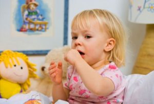 Сухой или влажный кашель до рвоты у ребенка: что делать, как помочь?